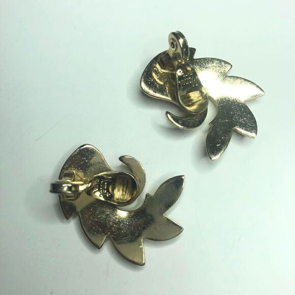 222 Monet Vintage Goldtone signed elegant swirled leaf clip Earrings - Picture 3 of 3